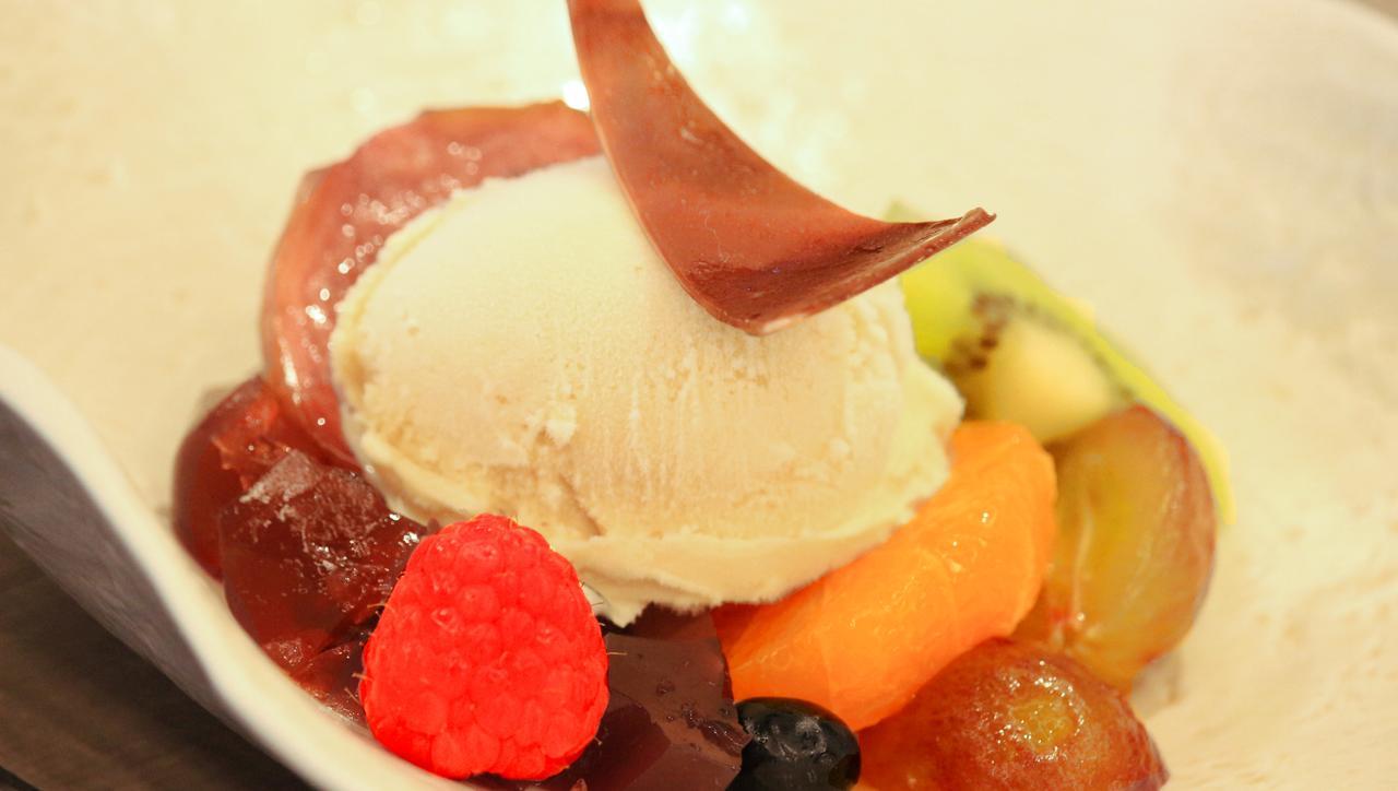 난키-시라하마 메리어트 호텔 외부 사진 Fruit salad with ice cream