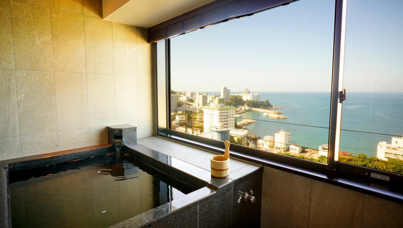 난키-시라하마 메리어트 호텔 외부 사진 A view from a Japanese bath