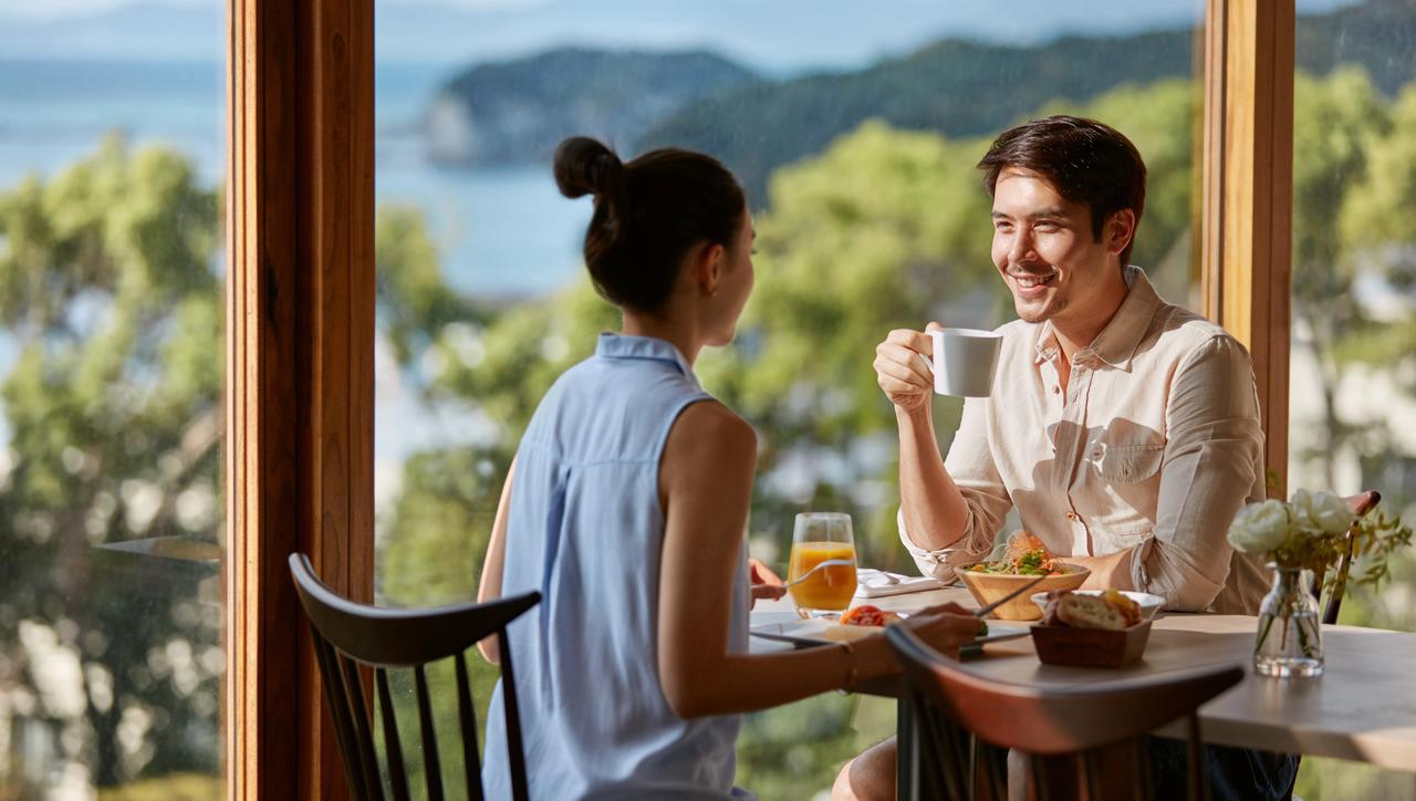 난키-시라하마 메리어트 호텔 외부 사진 A couple enjoying breakfast at the hotel