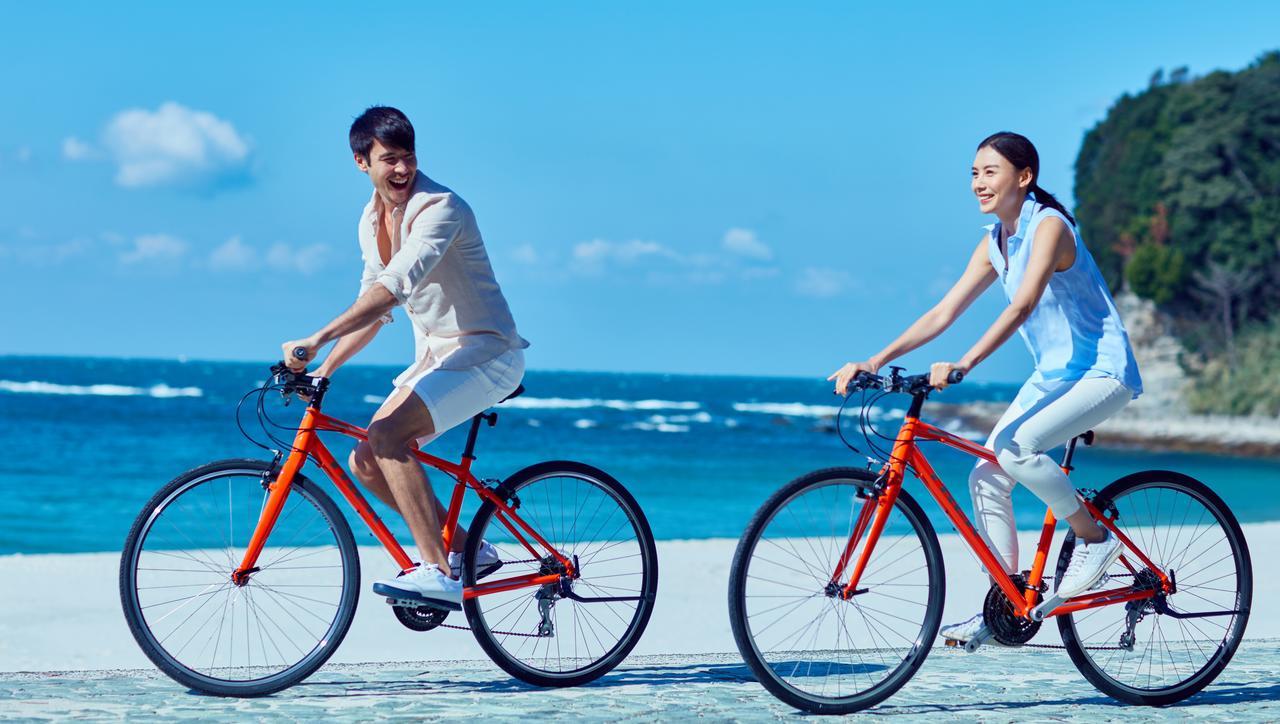 난키-시라하마 메리어트 호텔 외부 사진 A couple cycling on the beach