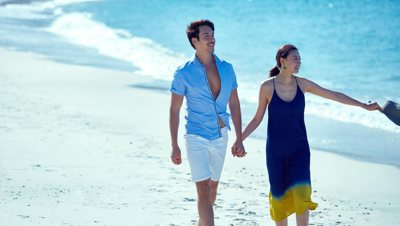 난키-시라하마 메리어트 호텔 외부 사진 A couple holding hands