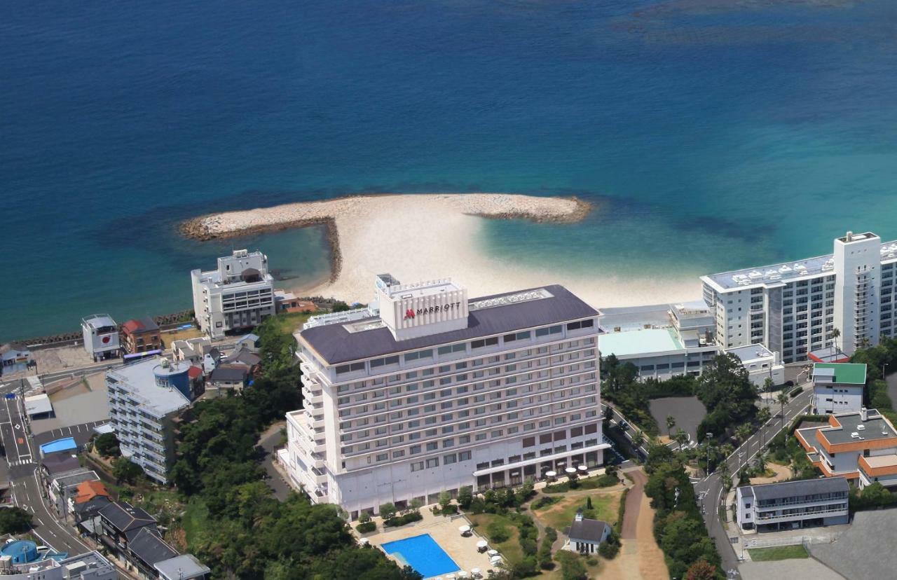 난키-시라하마 메리어트 호텔 외부 사진 Aerial view of the hotel